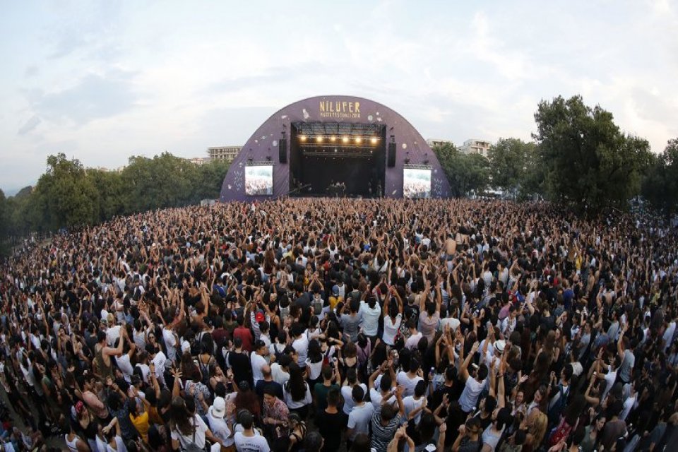 Ard arda gelen festival ve konser yasaklarına 'D&uuml;nyayı sev, geyiği