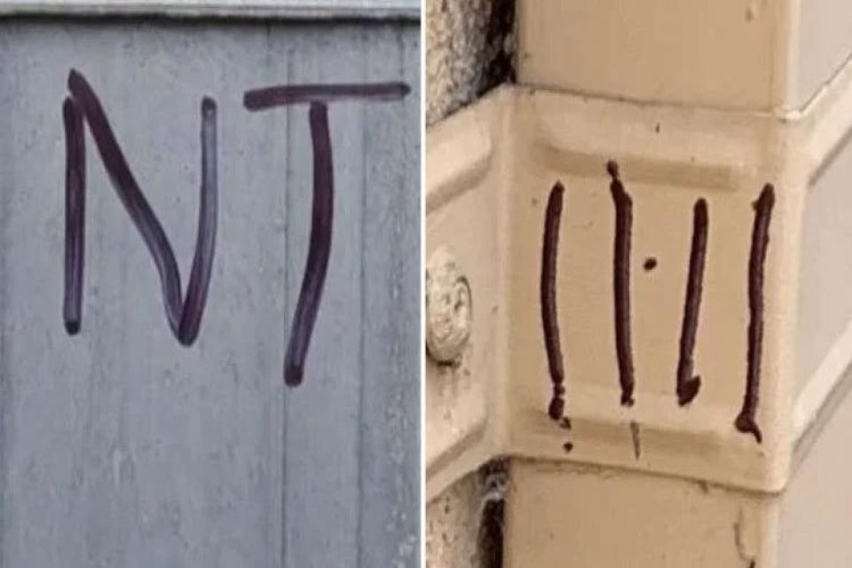 Avustralya'nın Adelaide kentinde bir gecede bazı evlerin kapılarında ve posta