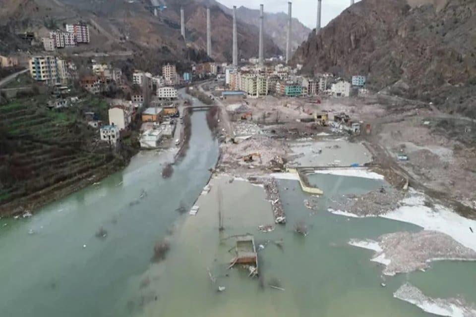 Artvin'de &Ccedil;oruh Nehri &uuml;zerine inşa edilen Yusufeli Barajı sularının yaklaştığı