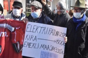 Muğla'nın Bodrum il&ccedil;esinde biraraya gelen y&uuml;zlerce kişi, y&uuml;ksek elektrik faturalarını