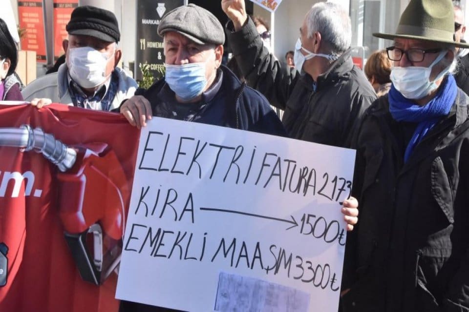 Muğla'nın Bodrum il&ccedil;esinde biraraya gelen y&uuml;zlerce kişi, y&uuml;ksek elektrik faturalarını