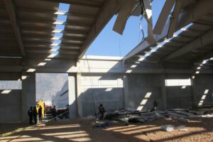 Aydın'ın S&ouml;ke il&ccedil;esindeki fabrika inşaatında&nbsp;vincin kırılan bomunun&nbsp;&ccedil;atıya d&uuml;şmesi sonucu iş&ccedil;ilerden