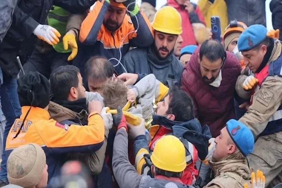 Hatay'ın merkez Antakya il&ccedil;esi Oymak Sokak'taki Uğur Apartmanı'nın enkazından bir