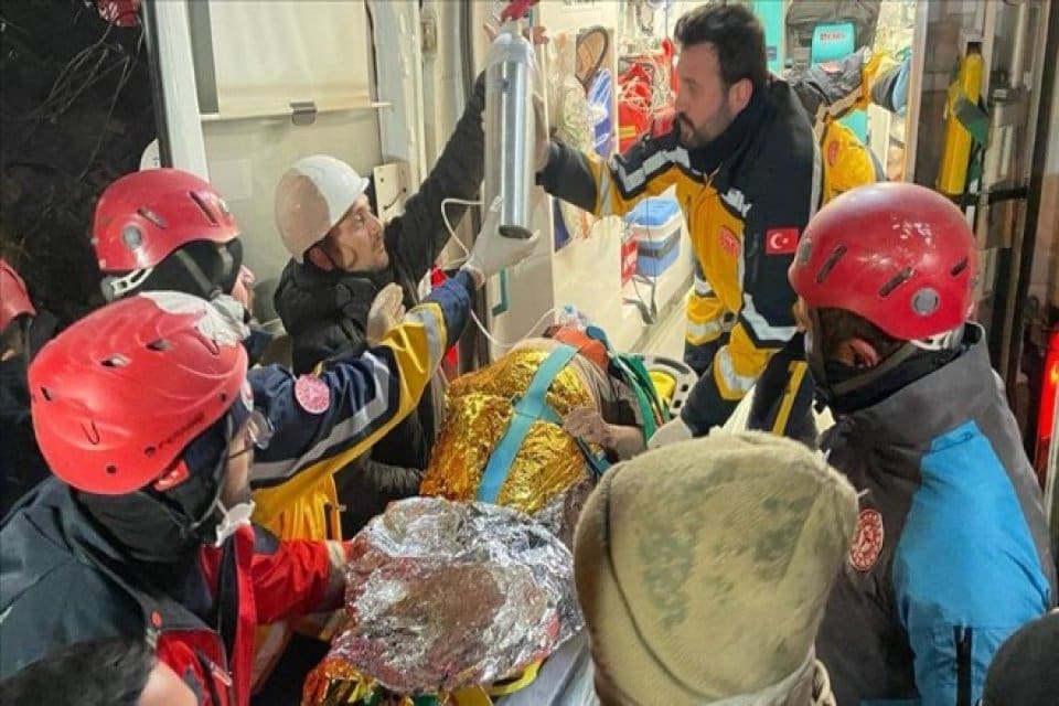 Adıyaman'da Merve Apartmanı'nın enkazından 77 yaşındaki Fatma G&uuml;ng&ouml;r, depremin 212.