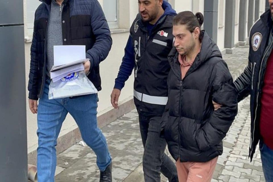 Beyin kanaması ge&ccedil;iren hastayı &ouml;zel bir firmaya ait ambulansla Van'dan