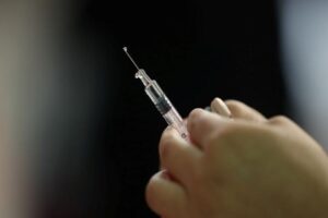 İtalya, Pfizer ve AstraZeneca ilaç devlerine corona virüsü (koronavirüs) aşısının
