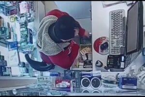 İstanbul'da M.K. isimli bir kişi, &ccedil;alıştığı eczanenin kasasından bir yıl