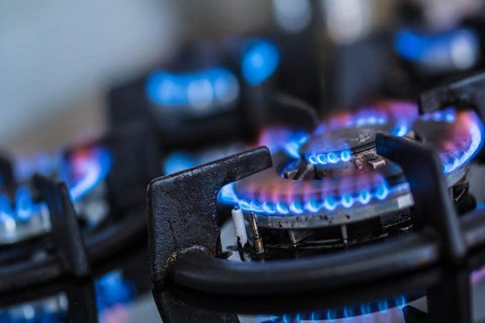 Konutlarda kullanılan doğalgaza y&uuml;zde 25 oranında zam yapıldı. Elektrik &uuml;retim