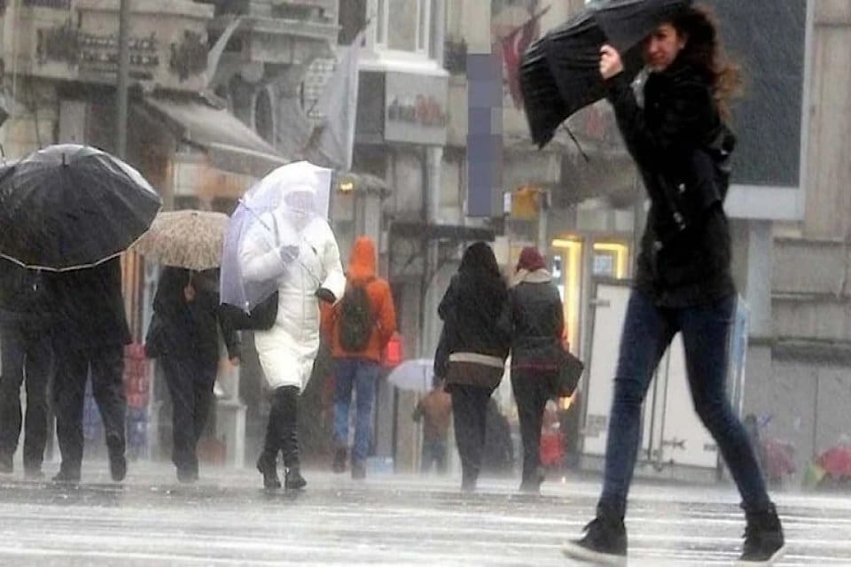 Yurdun b&uuml;y&uuml;k b&ouml;l&uuml;m&uuml;nde yağışlar etkisini s&uuml;rd&uuml;r&uuml;rken Meteoroloji'den hava durumu uyarısı