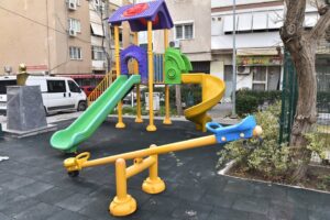 Bornova Belediyesi, parklardaki oyun gruplarında oluşabilecek kazalara karşı çocukların korunabilmeleri