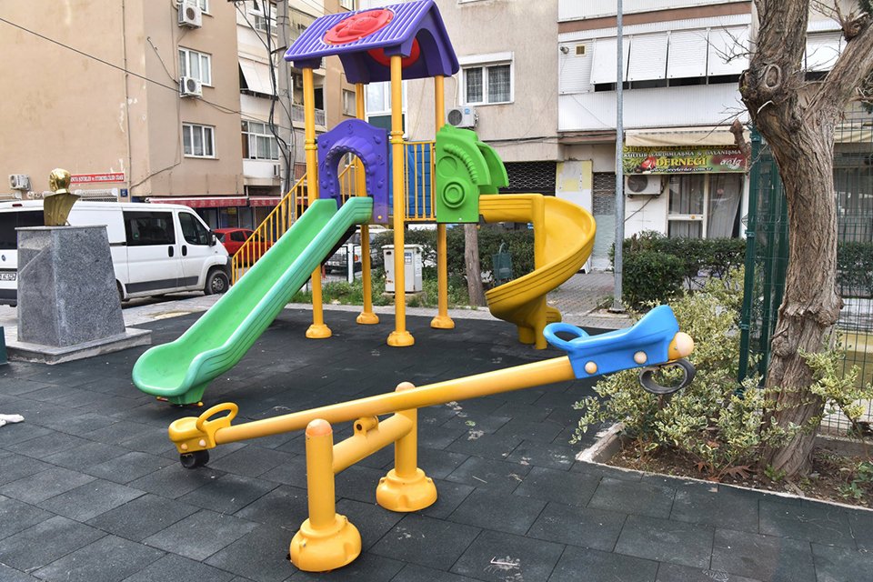 Bornova Belediyesi, parklardaki oyun gruplarında oluşabilecek kazalara karşı çocukların korunabilmeleri