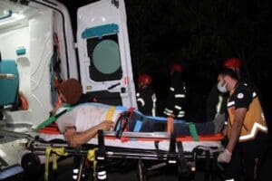 Manisa'nın Kula il&ccedil;esinde aynı y&ouml;nde seyir halinde olan iki otomobilin