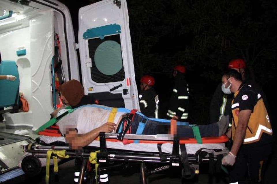 Manisa'nın Kula il&ccedil;esinde aynı y&ouml;nde seyir halinde olan iki otomobilin