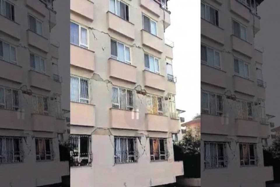 Hatay&rsquo;ın Defne il&ccedil;esinde oturduğu bina depremde hasar g&ouml;ren G&uuml;lay M&uuml;barek&rsquo;in