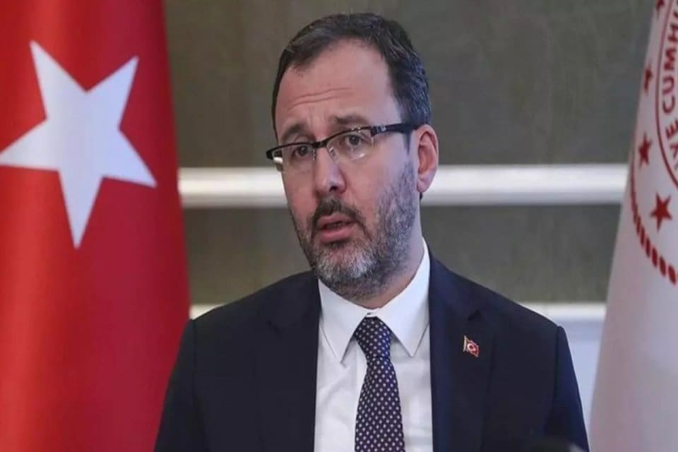 Gen&ccedil;lik ve Spor Bakanı Mehmet&nbsp;Muharrem Kasapoğlu, 'h&uuml;k&uuml;met istifa' sloganlarına tepki