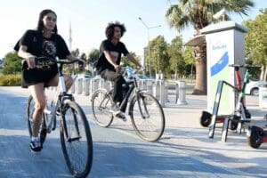 İzmir B&uuml;y&uuml;kşehir Belediye Başkanı Tun&ccedil; Soyer&rsquo;in kentteki bisiklet kullanımını artırmak