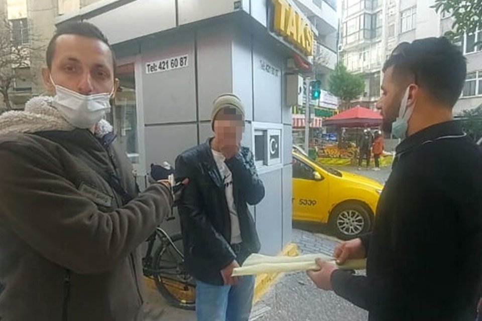 İzmir'de, bir marketin &ouml;n&uuml;ndeki bisikleti &ccedil;almak isteyen Mert G. (15),