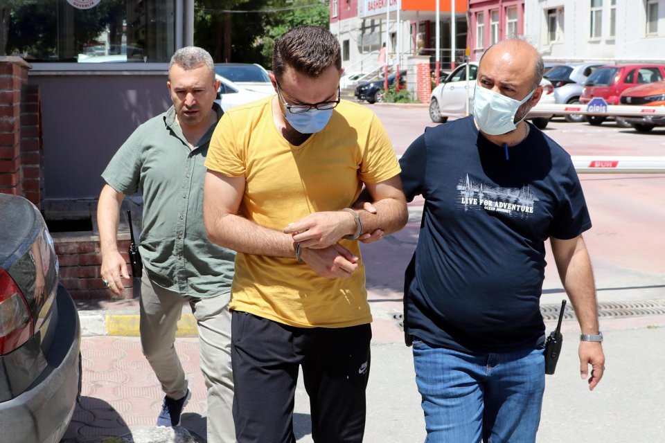 Denizli'nin Pamukkale il&ccedil;esinde, kara yolunun karşısına bisikletle ge&ccedil;meye &ccedil;alışan 16