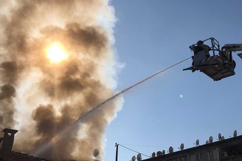 İzmir'in&nbsp;Konak il&ccedil;esinde, pazar g&uuml;nleri 'bit pazarı' kurulan alanda yangın &ccedil;ıktı.