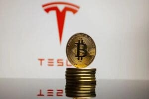 Tesla'nın bilan&ccedil;osu sonrası kripto piyasası hareketlendi. Şirketin portf&ouml;y&uuml;ndeki Bitcoinleri satmadığını
