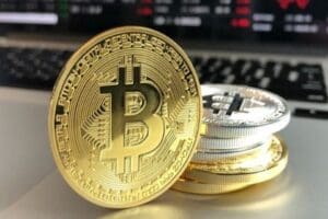 Bitcoin'in değeri bug&uuml;n 60 bin doları aşarak yeni bir rekora