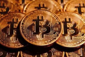 Tayland'da Danai Makmek isimli kişi, Bitcoin madenciliği yaptığı bilgisayarını tamir