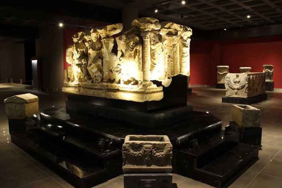 M&uuml;d&uuml;r&uuml; olduğu Aydın Arkeoloji M&uuml;zesi&rsquo;ndeki tarihi eserleri satmaktan yakalanan Abd&uuml;lbari
