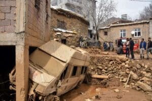 Bitlis'in Yolalan beldesine bağlı D&uuml;zk&ouml;y Mahallesi&rsquo;nde sulama g&ouml;leti taştı; 3