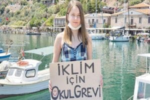 D&uuml;nyaca &uuml;nl&uuml; iklim aktivisti Greta Thunberg&rsquo;in izinden giden 13 yaşındaki