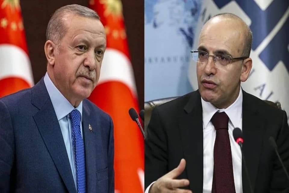 "Se&ccedil;imler yaklaşırken Erdoğan'ın aksiliklerle dolu haftası k&ouml;t&uuml;leşiyor" başlıklı analizde, Mehmet