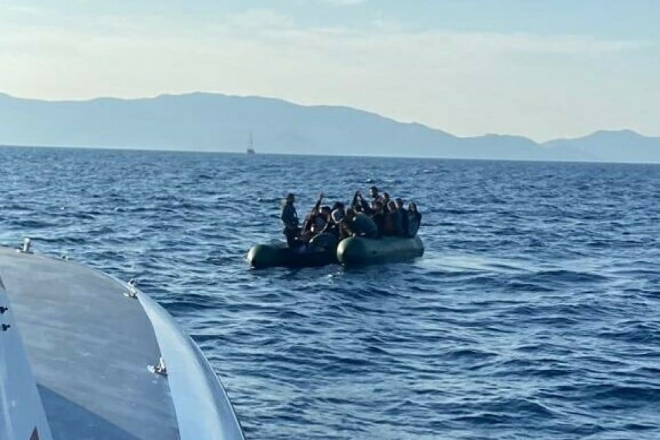 Muğla'nın Bodrum il&ccedil;esi a&ccedil;ıklarında Yunanistan unsurlarınca T&uuml;rk kara sularına geri