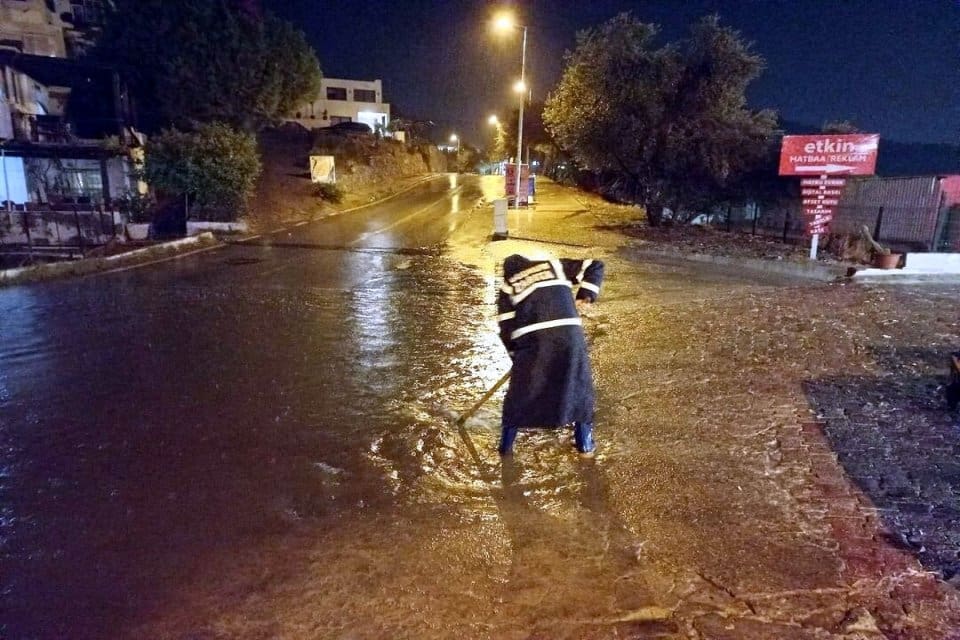 Muğla'nın Bodrum il&ccedil;esinde, d&uuml;n akşam saatlerinde etkili olan yağmurda, kent