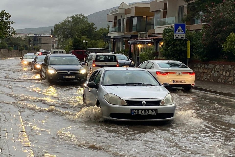 Muğla'nın Bodrum il&ccedil;esinde, kuvvetli sağanak uyarısı nedeniyle tedbir ama&ccedil;lı eğitime