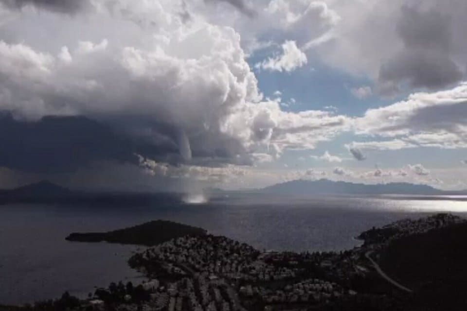 Muğla'nın Bodrum il&ccedil;esinde hortum, dolu, r&uuml;zgar ve kuvvetli sağanak yaşamı
