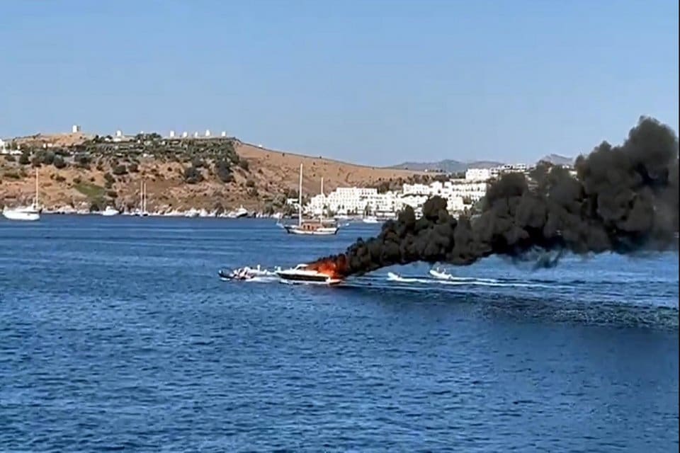 Muğla'nın Bodrum il&ccedil;esi a&ccedil;ıklarında, 10 metrelik motoryatta yangın &ccedil;ıktı. Alevler,