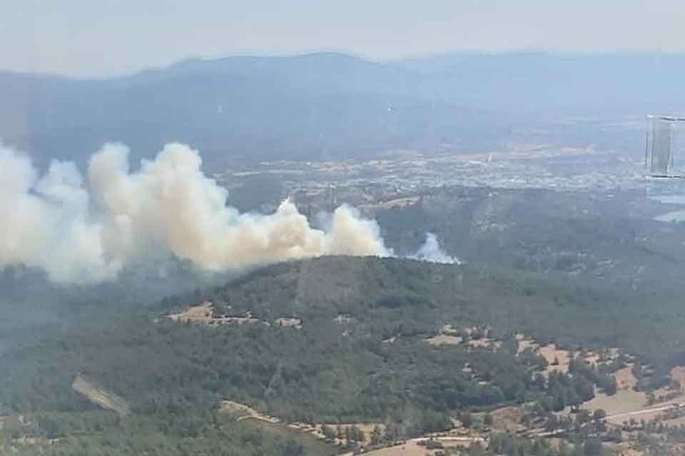 Bodrum'da ormanlık ve makilikte çıkan yangın, ekiplerin havadan ve karadan