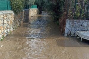 Muğla'nın Bodrum il&ccedil;esinde, aralıklarla etkili olan sağanak yağmur nedeniyle cadde