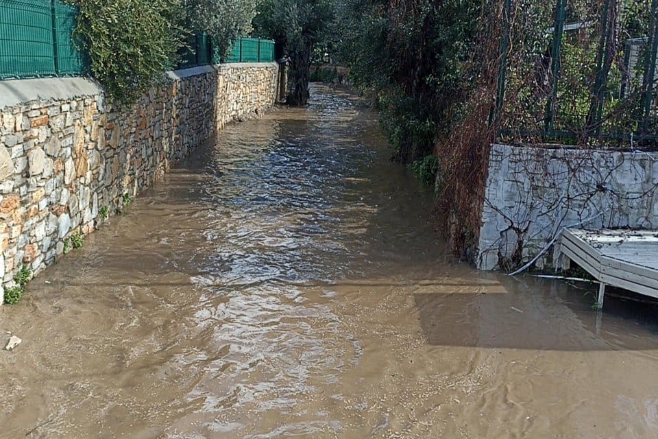 Muğla'nın Bodrum il&ccedil;esinde, aralıklarla etkili olan sağanak yağmur nedeniyle cadde