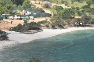 Muğla'nın Bodrum il&ccedil;esinde bir inşaat firmasının sahile beyaz kum d&ouml;kmesine