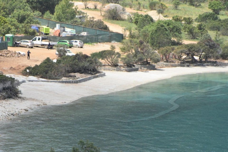 Muğla'nın Bodrum il&ccedil;esinde bir inşaat firmasının sahile beyaz kum d&ouml;kmesine