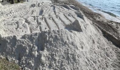 Bodrum’da sahile beyaz kum dökülmesine belediyeden müdahale