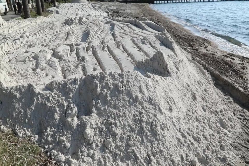 &Ccedil;alışmayı durduran ekipler, d&ouml;k&uuml;len maddenin belirlenmesi amacıyla alınan &ouml;rnekleri ilgili
