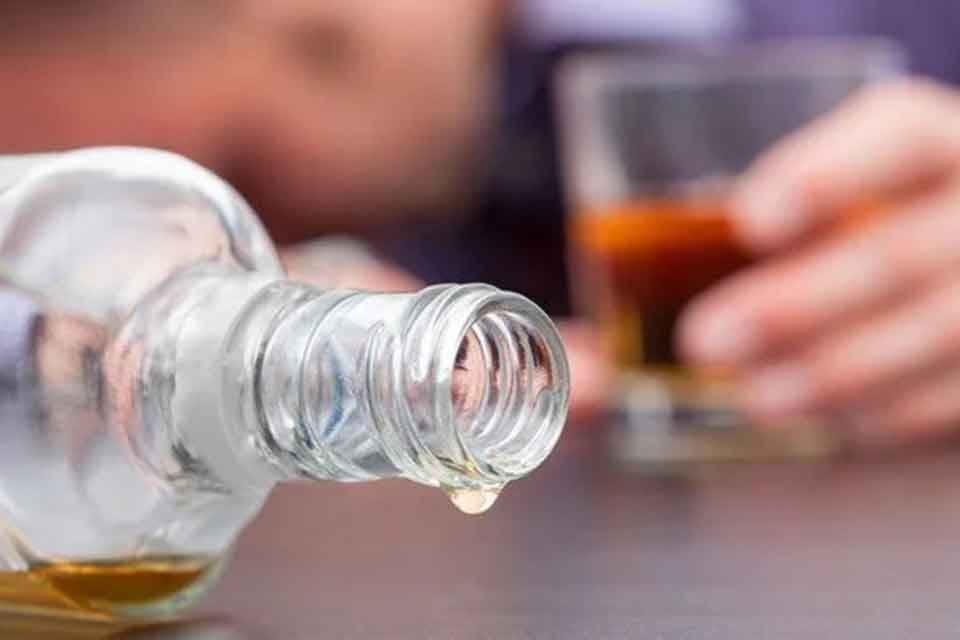 MUĞLA'nın Bodrum il&ccedil;esinde, sahte i&ccedil;kiden zehirlendiği ş&uuml;phesiyle hastaneye kaldırılıp hayatını