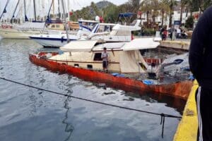 Muğla'nın Bodrum il&ccedil;esinde iskelede demirli olan ahşap tur teknesi, su