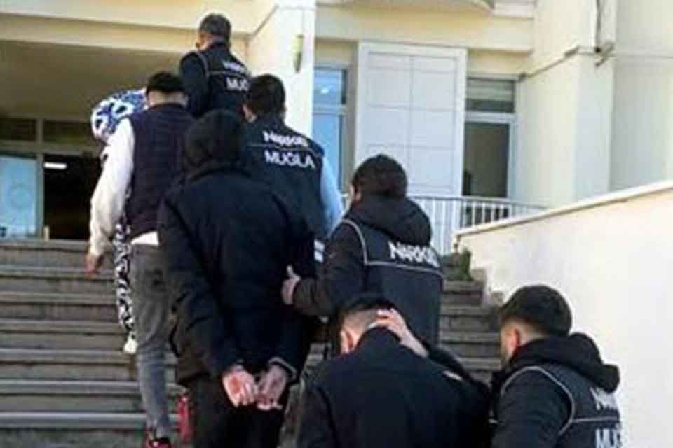 Muğla'nın Bodrum il&ccedil;esinde, polisin uyuşturucu satıcılarına y&ouml;nelik d&uuml;zenlediği operasyonda bir