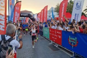 Muğla'nın Bodrum il&ccedil;esinde&nbsp;d&uuml;zenlenen 5&rsquo;inci Bodrum Yarı Maratonu&rsquo;nda binin &uuml;zerinde sporcu