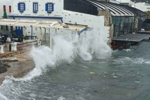 Muğla'nın Bodrum-Dat&ccedil;a il&ccedil;eleri arasında yarın d&uuml;zenlenecek feribot seferleri fırtına nedeniyle