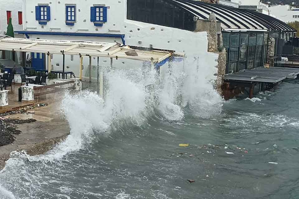 Muğla'nın Bodrum-Dat&ccedil;a il&ccedil;eleri arasında yarın d&uuml;zenlenecek feribot seferleri fırtına nedeniyle