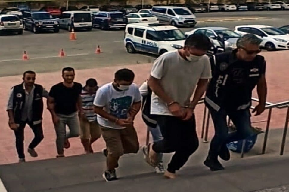 Muğla'nın Bodrum il&ccedil;esinde, FET&Ouml;/PDY&nbsp;&uuml;yeliğinden dosyası bulunan 3 ş&uuml;pheliden 2'si tutuklandı,
