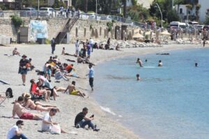 Muğla&rsquo;nın d&uuml;nyaca turistik il&ccedil;esi Bodrum&rsquo;da, Ramazan Bayramı dolayısıyla plajlarda yoğunluk